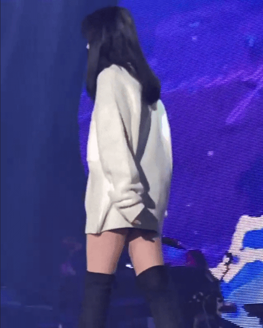 바로 아래서 보는 아이유 .gif | 인스티즈