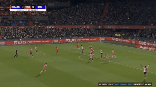 현재 네덜란드리그 진짜로 씹어먹고 있는 황인범 동료 우에다 아야세.gif | 인스티즈