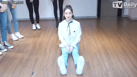 다리 찢는 스테이씨 박시은 .gif | 인스티즈