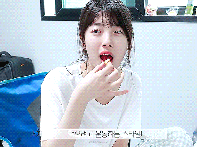 촬영 들어가기전 잠깨려고 계속 먹는 수지.gif | 인스티즈