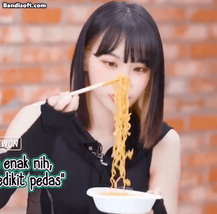 르세라핌 김채원 뭐 먹을 때 버릇...GIF | 인스티즈