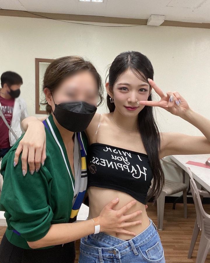여자 손바닥 만한 프로미스나인 이채영 허리 