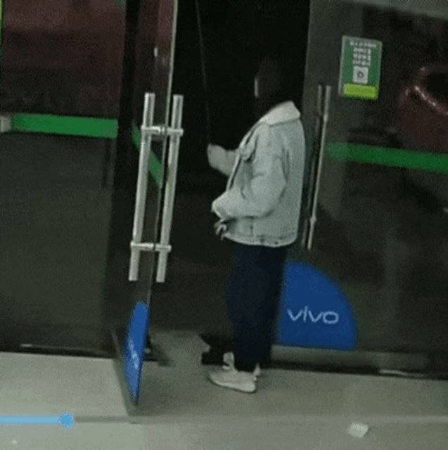 여자 옷 속으로 마구 들어가 버리는.gif | 인스티즈