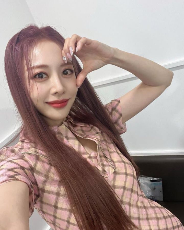뮤직뱅크 계단 인증샷 찍은 mc민지 X 쁘걸 은지 | 인스티즈