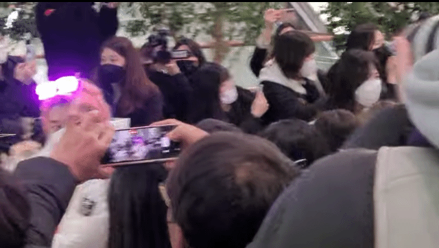 혼자 메달 목에걸고 입국하는 곽윤기 | 인스티즈