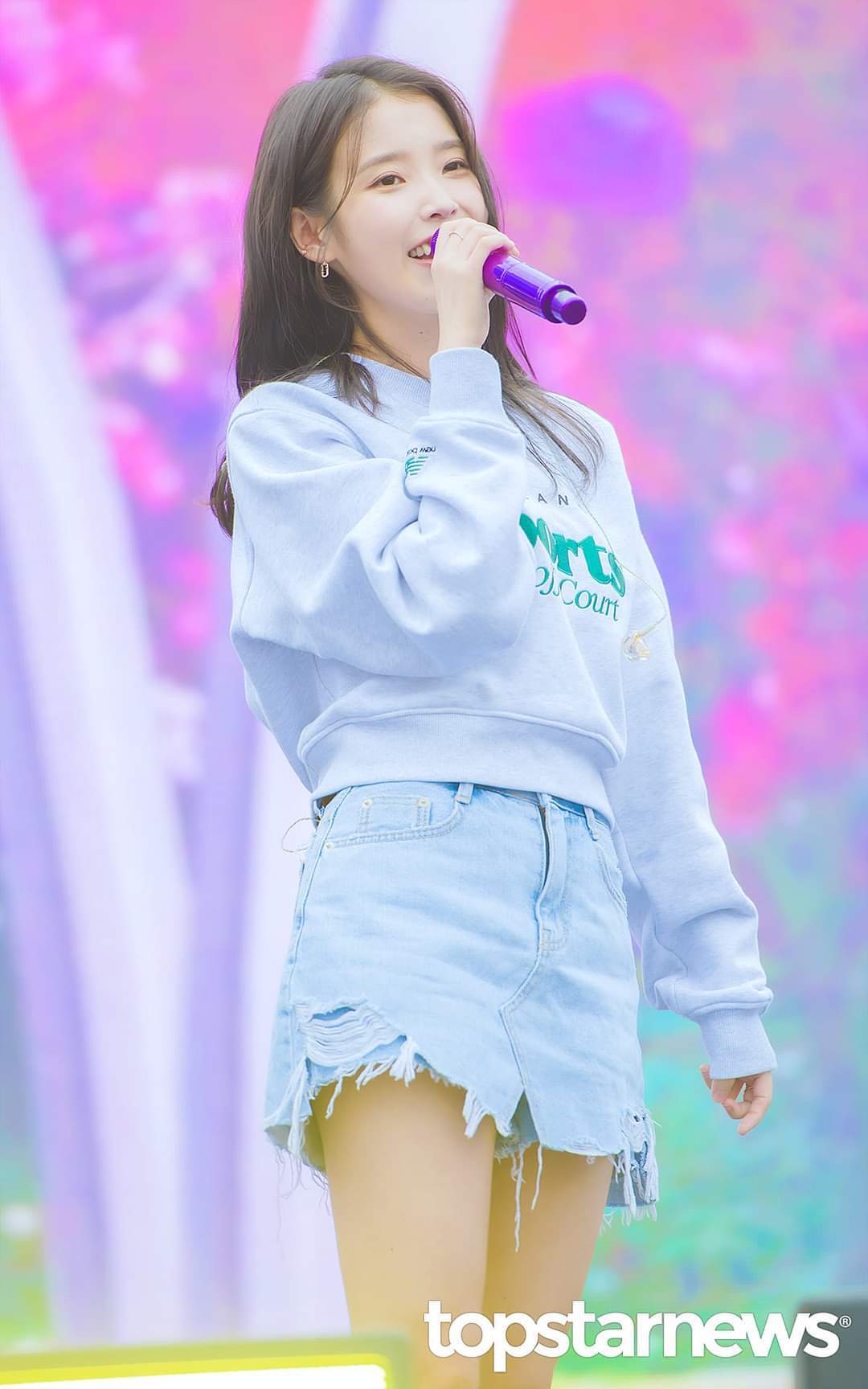 오랜만에 보라색 마이크들고 행사뛴 오늘자 아이유 .jpg | 인스티즈