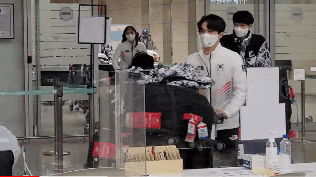 혼자 메달 목에걸고 입국하는 곽윤기 | 인스티즈