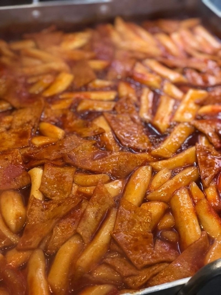 떡볶이 좋아하는 사람들 사이에서 꽤 갈리는것.gif | 인스티즈