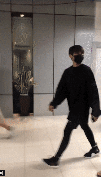공항에서 사생팬을 마주친 아이돌.gif | 인스티즈