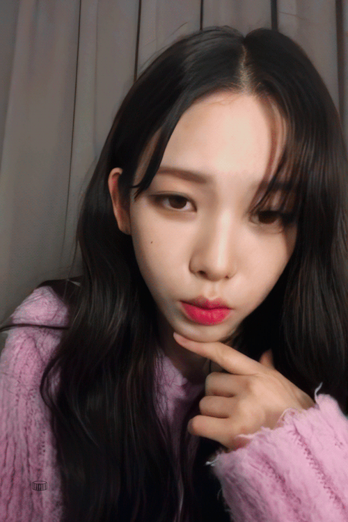 인스타 라이브하는 카리나.gif | 인스티즈