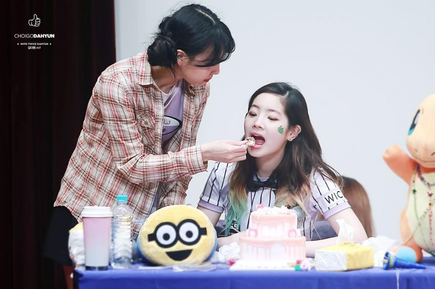 동생들 먹이는 나연 | 인스티즈