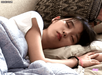 무방비한 모습 담겨서 당황한 아이유 | 인스티즈