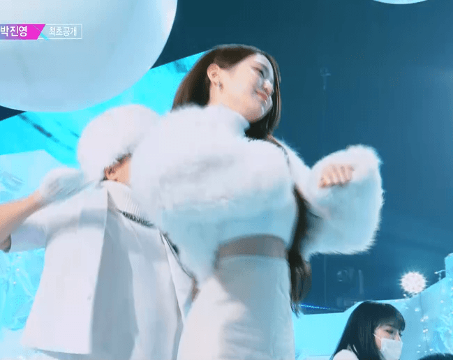 박진영 신곡무대 파트너 장원영 vs 조유리.gif | 인스티즈