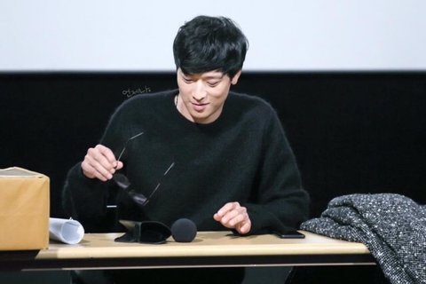 강동원이 안경이나 렌즈를 쓰는 이유 . jpg | 인스티즈
