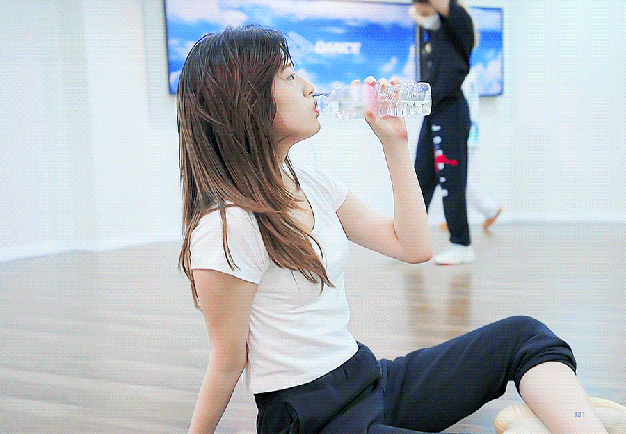 물마시는 안유진 | 인스티즈