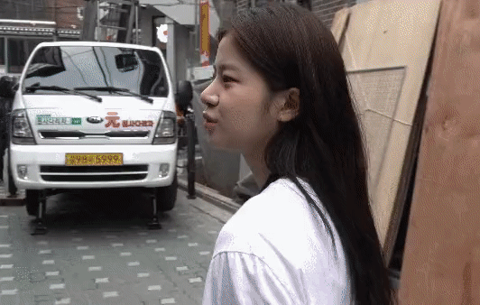 촬영구경왔다 망한 우리 카페 홍보해달라고 데려가는 짱예알바생.gif | 인스티즈