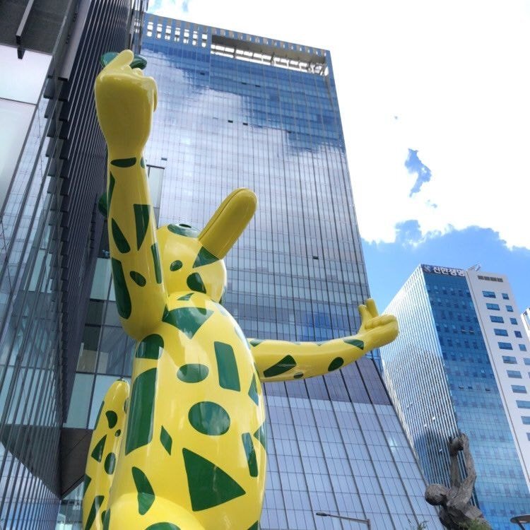 을지로에서 쌍 날리는 동상 | 인스티즈