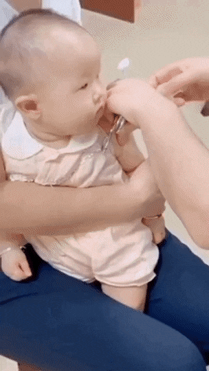 주사를 참아보려 했던 아기.gif | 인스티즈