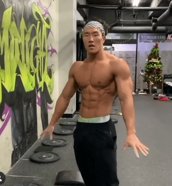 식단 빡세게 안한다는 운동 유튜버 까로의 몸매.jpgif | 인스티즈