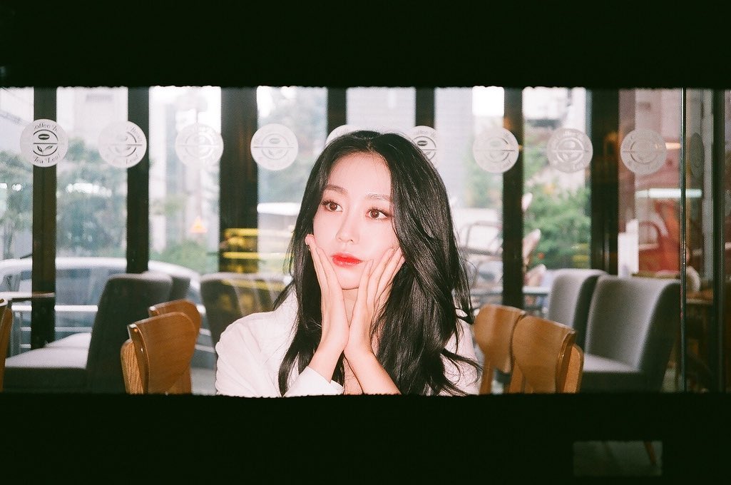 수정이 사진 찍어주면서 예술혼 불태우는 러블리즈 매니저.jpgif | 인스티즈