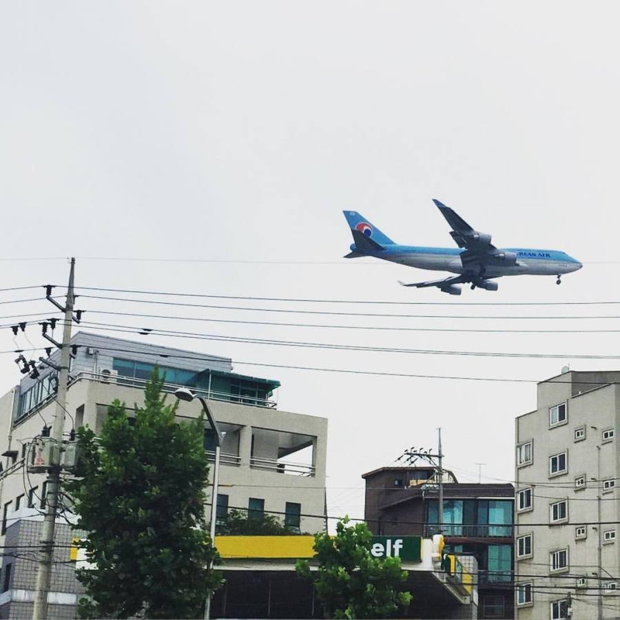 비행기 바로위 지나가는 집 살기 vs 자동차 많이지나가는 도로앞 집 살기 | 인스티즈