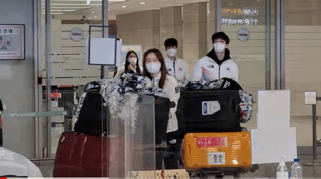 혼자 메달 목에걸고 입국하는 곽윤기 | 인스티즈