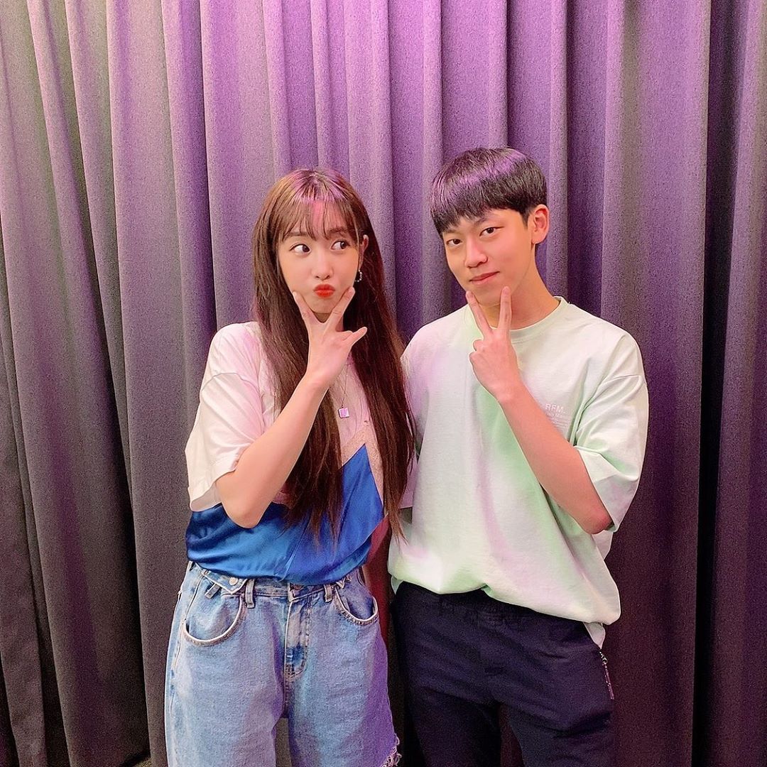 수정이 사진 찍어주면서 예술혼 불태우는 러블리즈 매니저.jpgif | 인스티즈