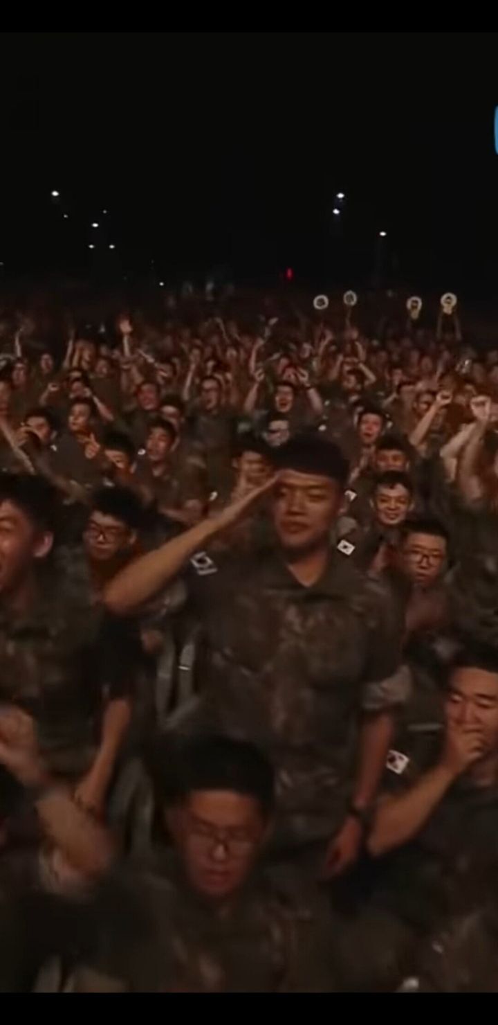 위문열차 공연 온 브레이브걸스한테 경례 박는 병사.jpg | 인스티즈