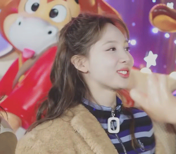 은근히 신난 나연이 | 인스티즈