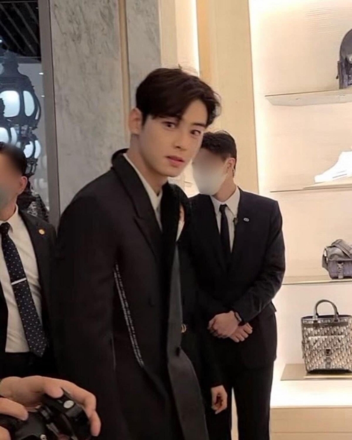 더현대서울 디올 매장 방문한 차은우ㄷㄷㄷㄷㄷ.jpg | 인스티즈