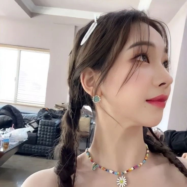 메이크업 받는 카리나 | 인스티즈