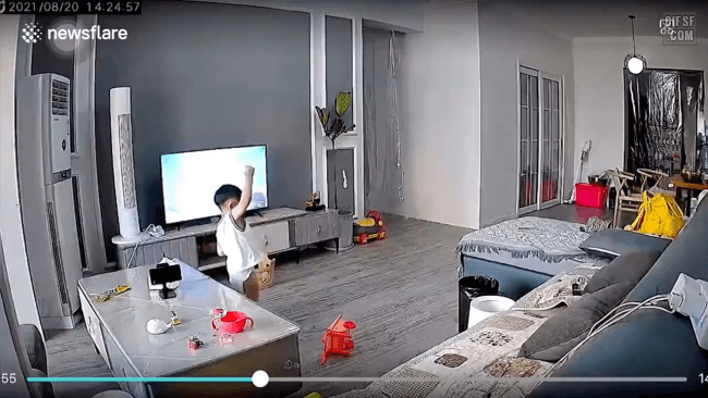 애를 혼자 두면 안되는 이유.gif | 인스티즈