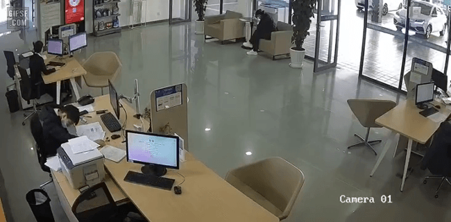 건물로 돌진한 자동차 | 인스티즈