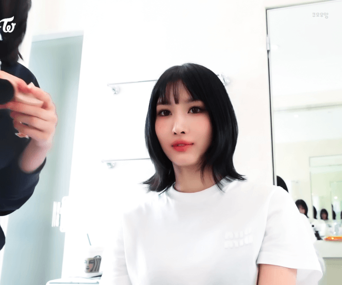 블랙스모키 화장하고 유럽 패션위크 갔다온 모모 브이로그.gif | 인스티즈