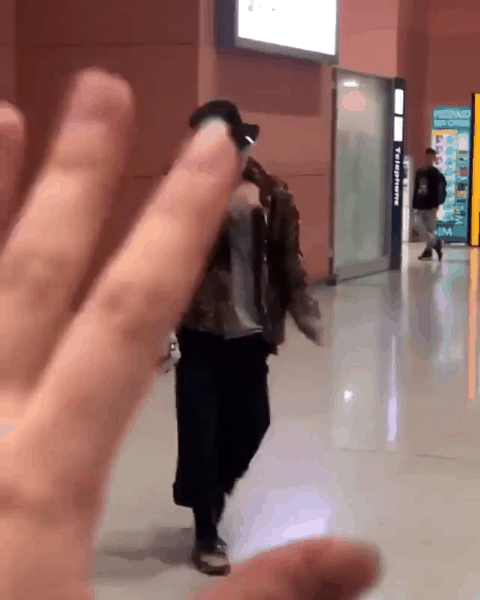 공항에서 빅뱅인척 하는 일반인.gif | 인스티즈