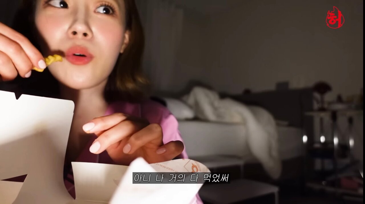 친언니 방에서 몰래 치킨 먹기 시도하는 허영지 | 인스티즈