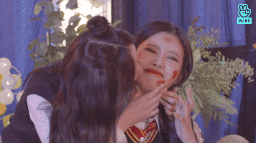 생일날 격렬한 뽀뽀를 선물 받은 아이돌 | 인스티즈