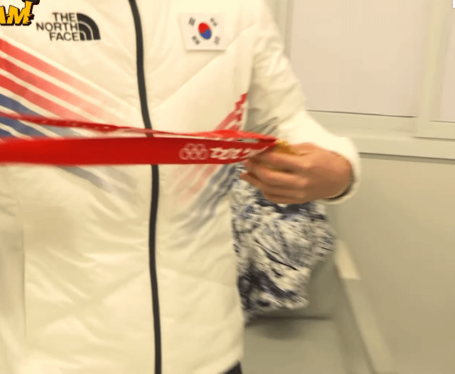 금메달 자랑하는 황대헌.gif | 인스티즈