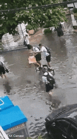 물에 젖는게 어지간히도 싫었던 학생들 | 인스티즈