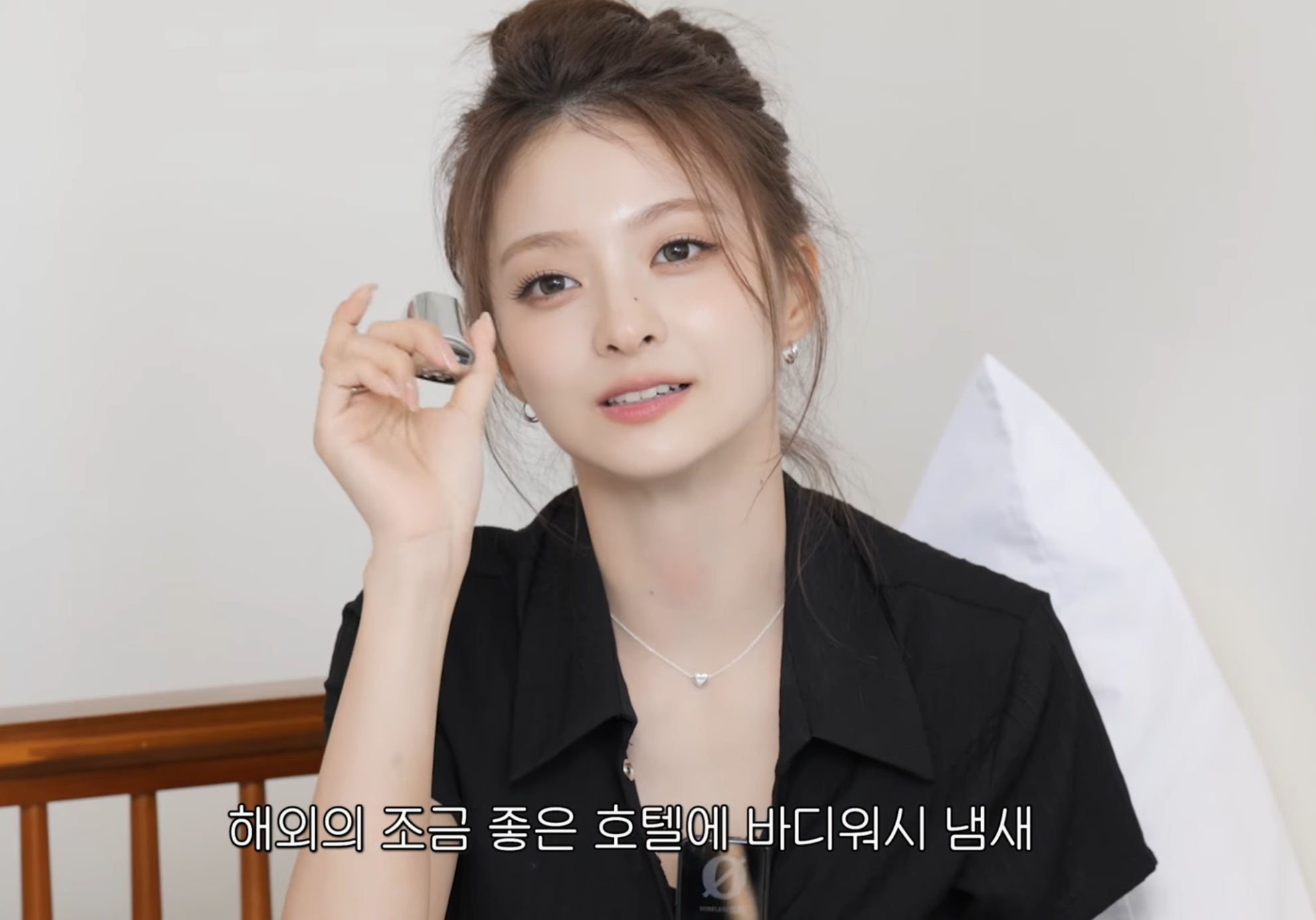 프로미스나인 박지원이 뿌리는 향수 평가하는 멤버들.jpg | 인스티즈