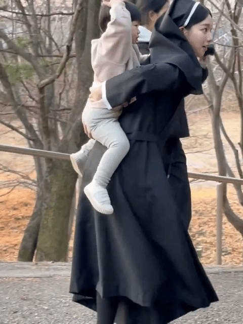 애기 업을줄 몰라서 안절부절하는 카리나 | 인스티즈