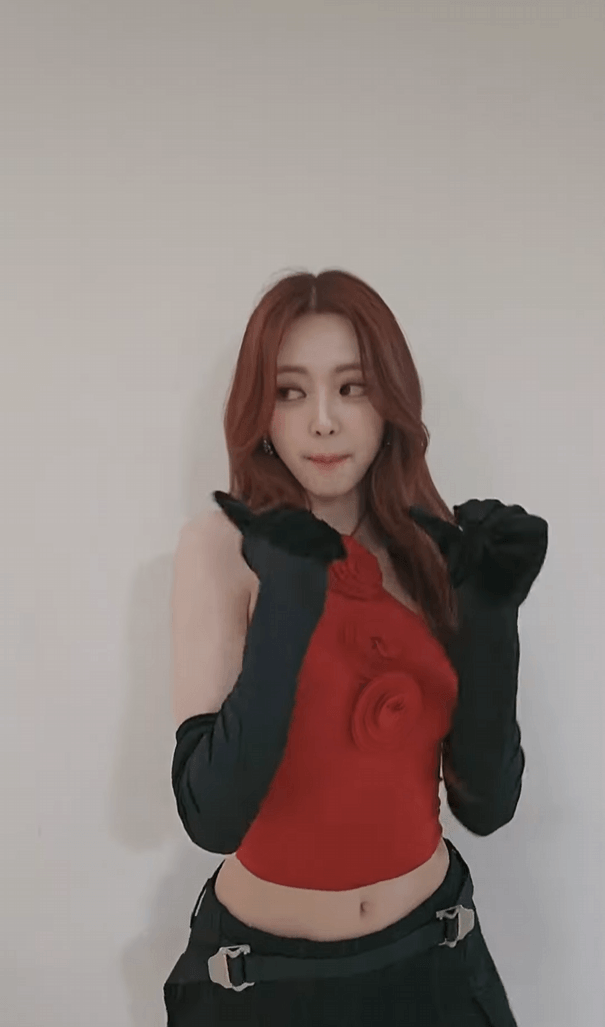 매혹적인 붉은 의상의 유나.gif | 인스티즈