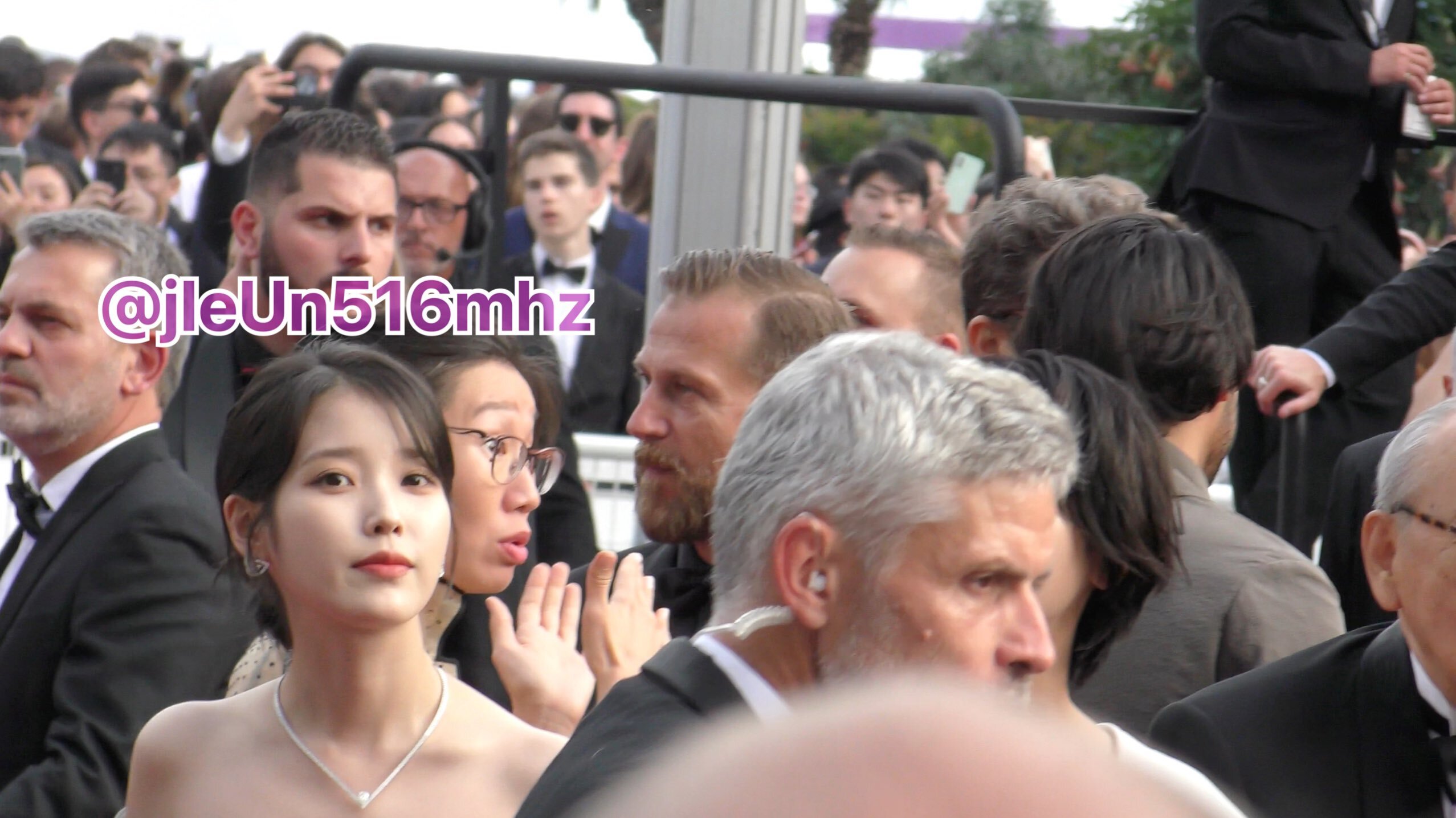 칸 영화제에서 팬 만난 아이유 | 인스티즈