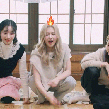 요상한 자세로 투호하는 트와이스.gif | 인스티즈