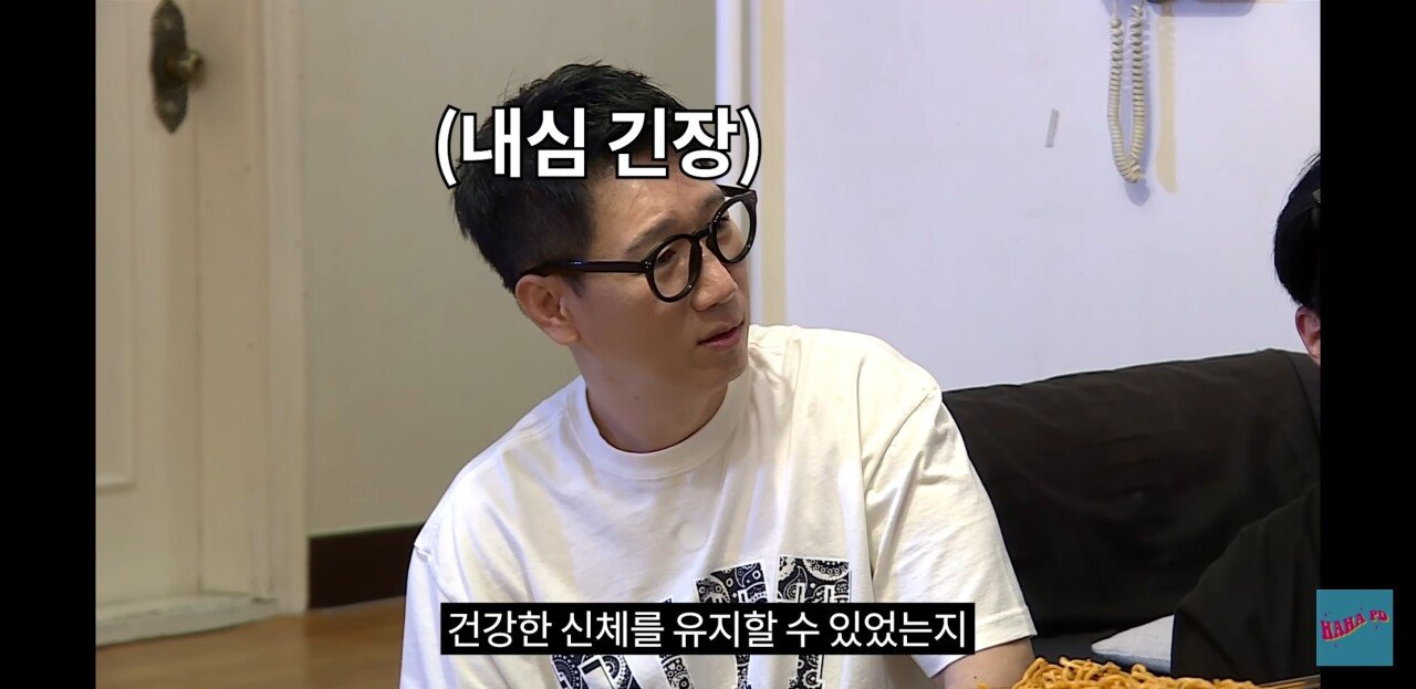 유튜버각 보고 있는 김종국 | 인스티즈