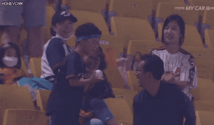 아빠가 파울 볼 잡아줘서 너무 좋은 아들.gif | 인스티즈