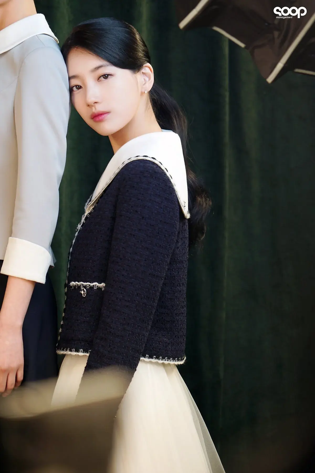 불타는 핸드백으로 남편 죽이러가는 수지.gif | 인스티즈