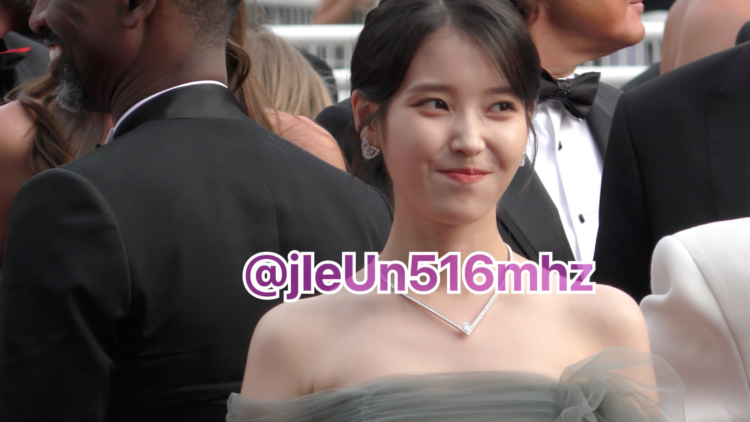 칸 영화제에서 팬 만난 아이유 | 인스티즈