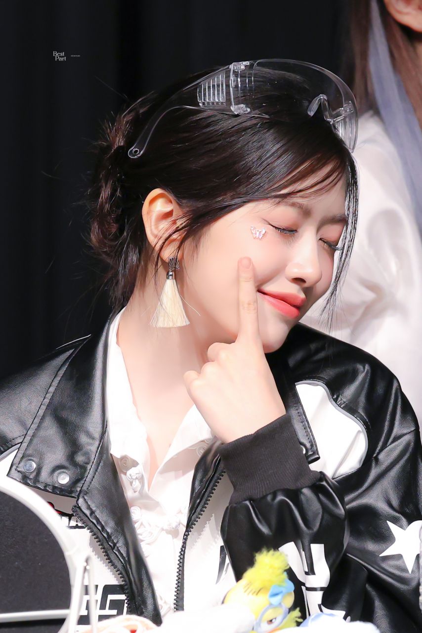 은근 이쁜데 설명할 방법이 없는 안유진 근황.jpg | 인스티즈