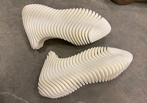 점점 신발의 형태를 잃어가는 이지 시리즈.jpg | 인스티즈